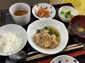 ご飯、汁物、おかずをそろえた職員手作りの昼食